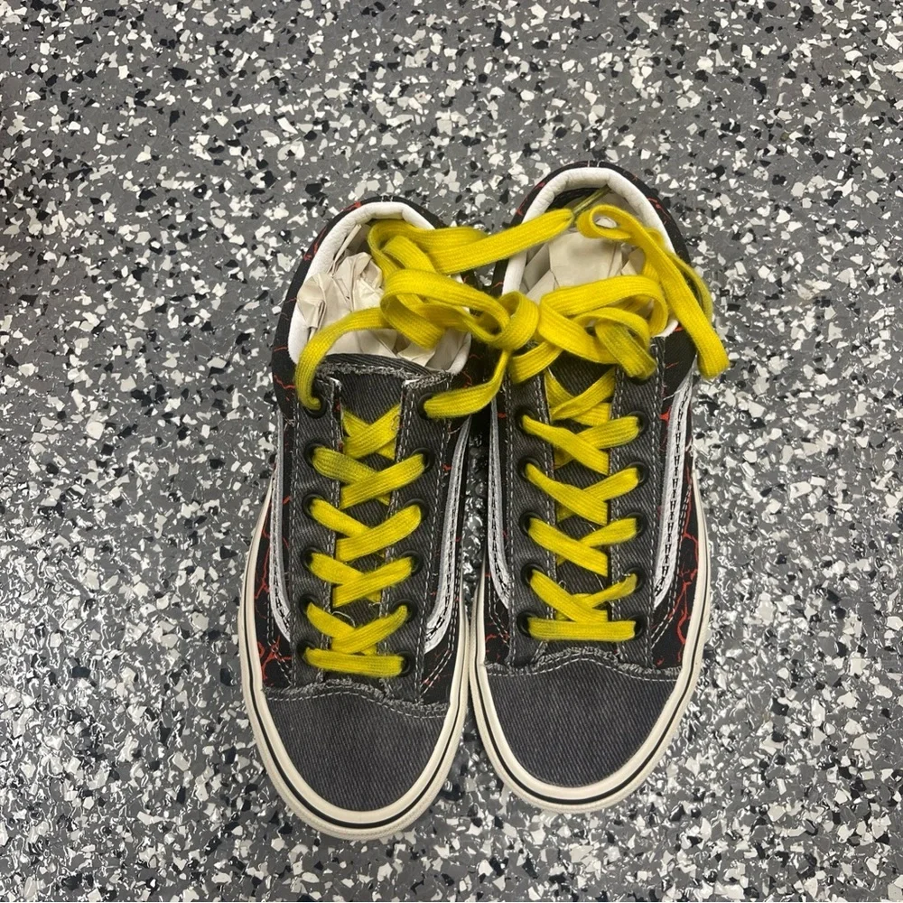 Vans Stranger Things Upside Down Hellfire Club sneakers Men’s 4.5 Women’s 6 - Picture 6 of 9